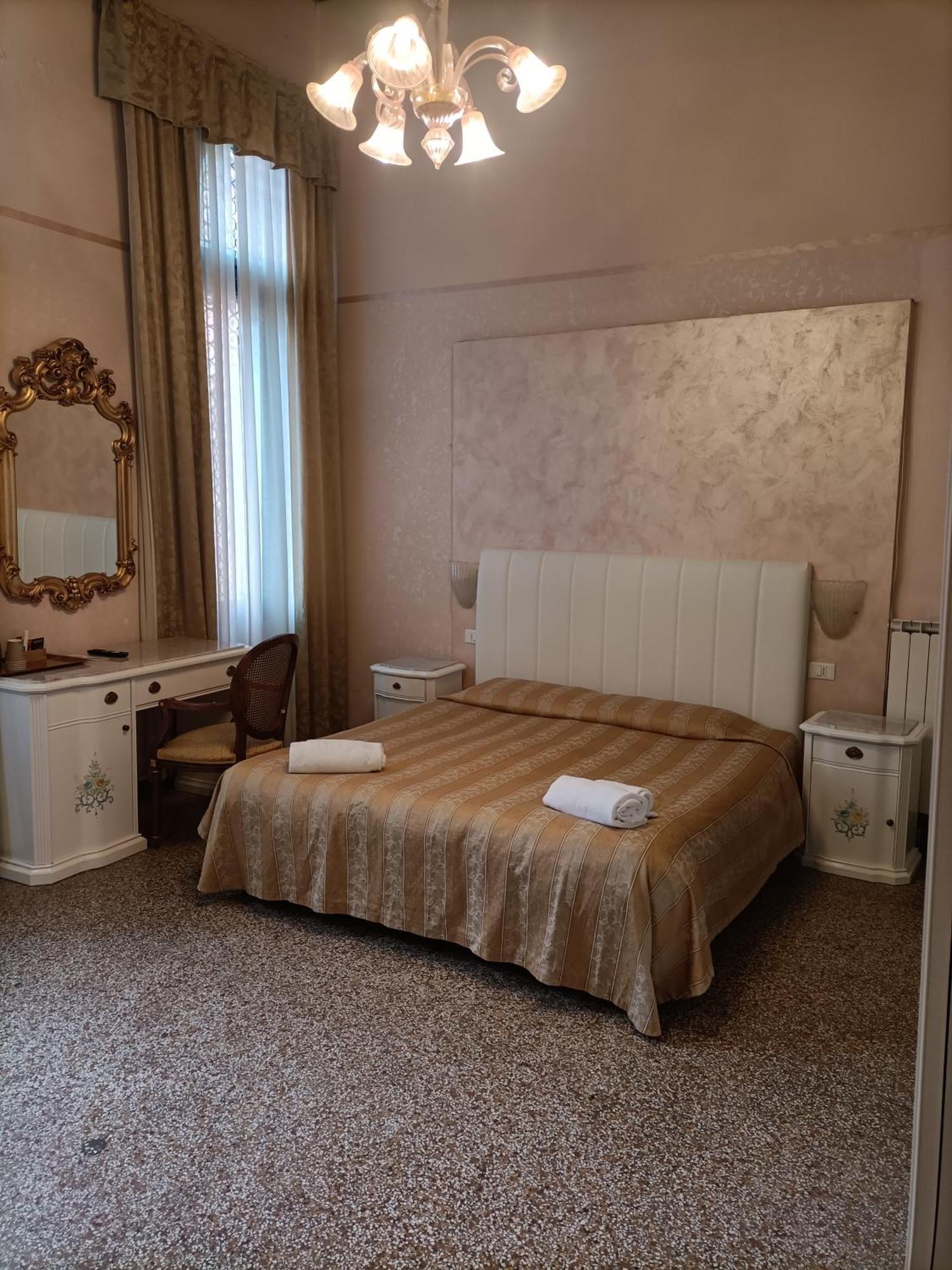 Palazzo Lion Morosini - Check In Presso Locanda Ai Santi Apostoli Veneza Exterior foto